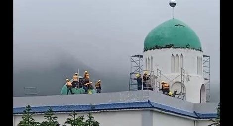 Workers demolishing domes and minarets of Baoshan mosque